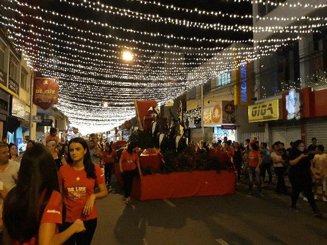 Papai Noel chega a Pará de Minas e leva público ao delírio