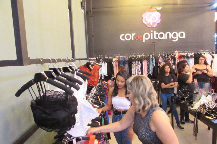 Cor de Pitanga inaugura nova loja em grande estilo