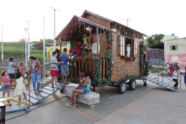 Casinha Itinerante de Papai Noel leva alegria aos bairros