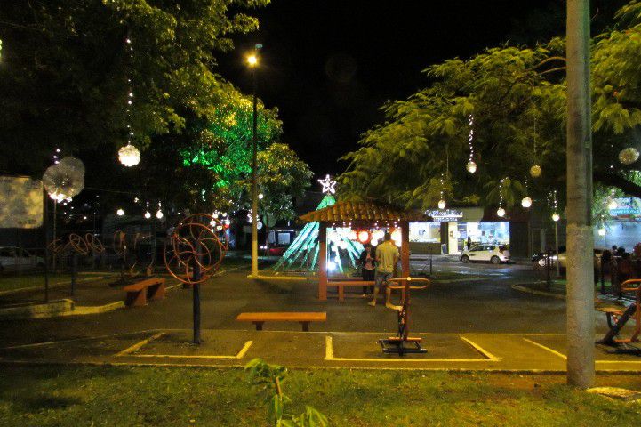 Casinha Itinerante de Papai Noel leva alegria aos bairros