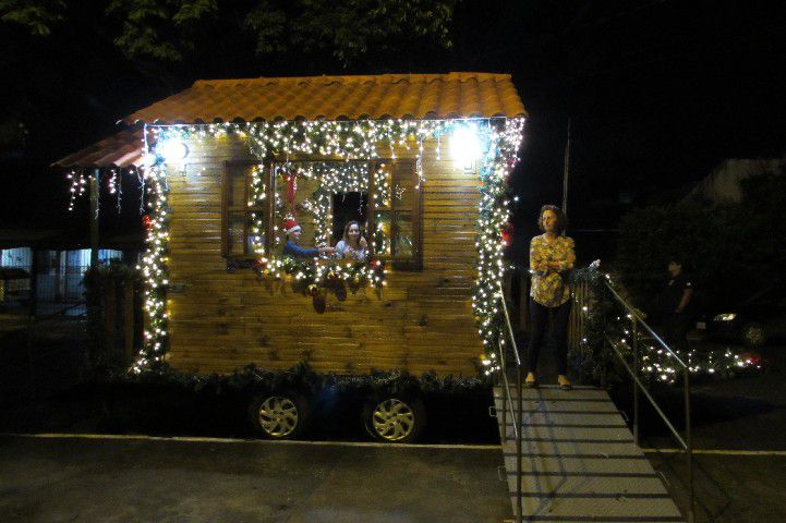 Casinha Itinerante de Papai Noel leva alegria aos bairros