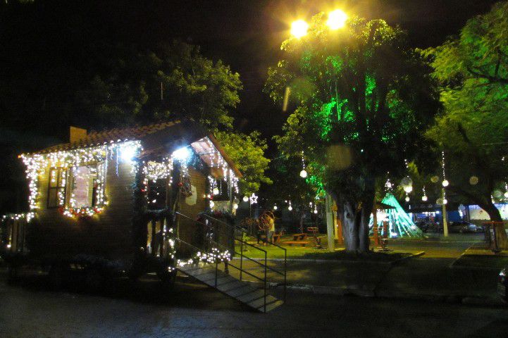 Casinha Itinerante de Papai Noel leva alegria aos bairros