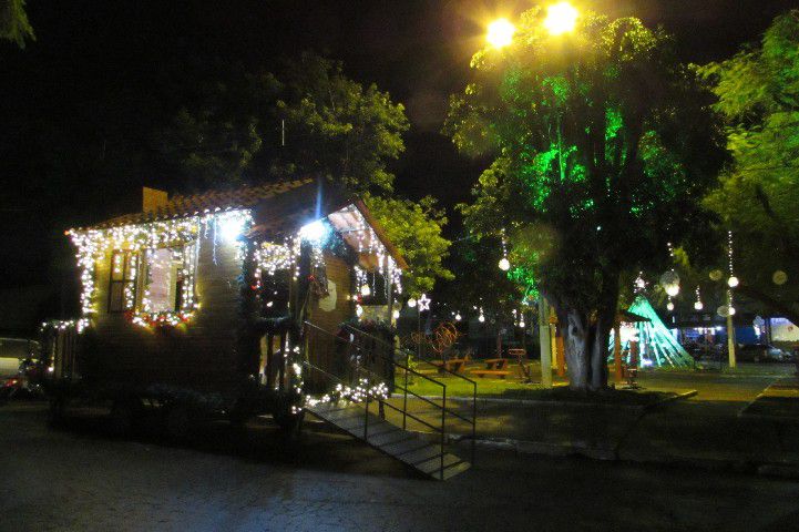 Casinha Itinerante de Papai Noel leva alegria aos bairros