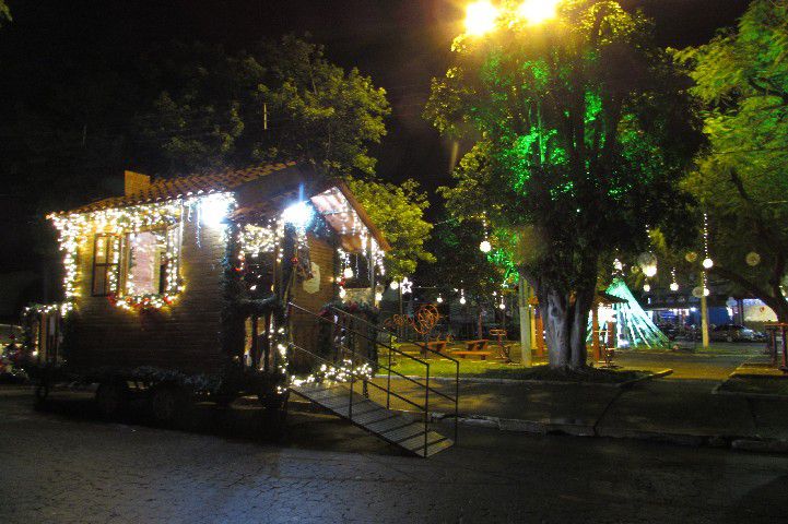 Casinha Itinerante de Papai Noel leva alegria aos bairros