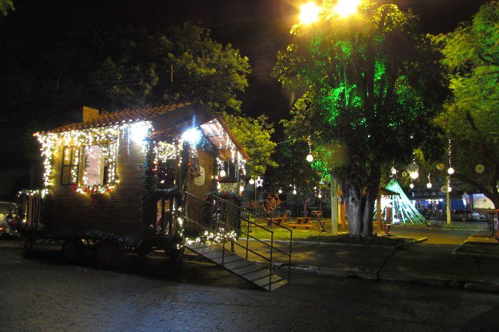 Casinha Itinerante de Papai Noel leva alegria aos bairros