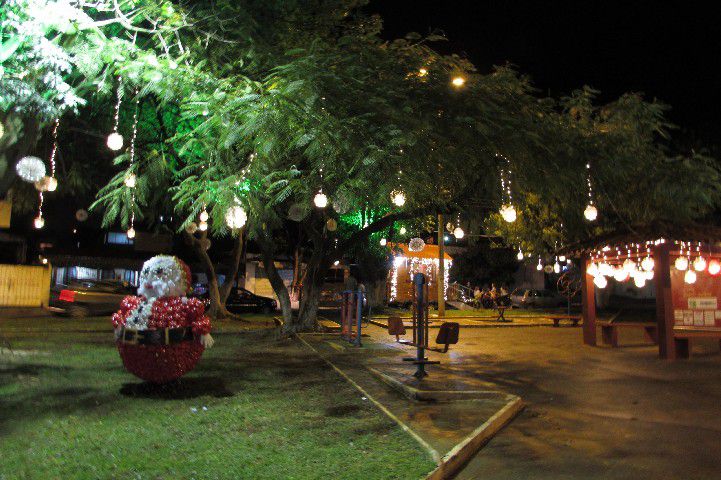 Casinha Itinerante de Papai Noel leva alegria aos bairros