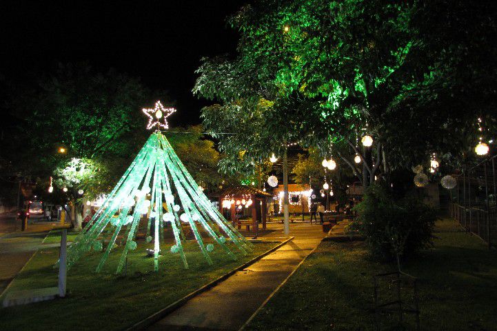 Casinha Itinerante de Papai Noel leva alegria aos bairros