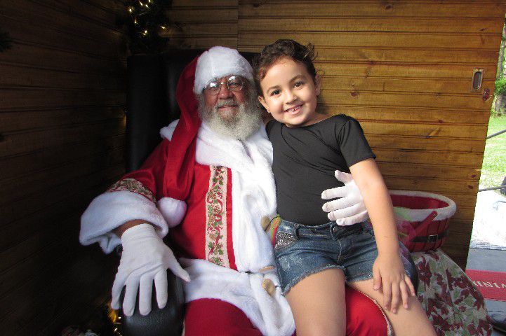 Casinha Itinerante de Papai Noel leva alegria aos bairros