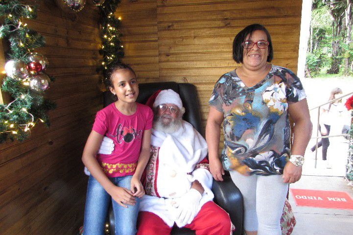 Casinha Itinerante de Papai Noel leva alegria aos bairros