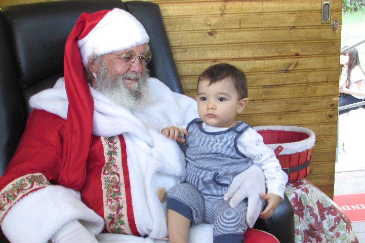 Casinha Itinerante de Papai Noel leva alegria aos bairros