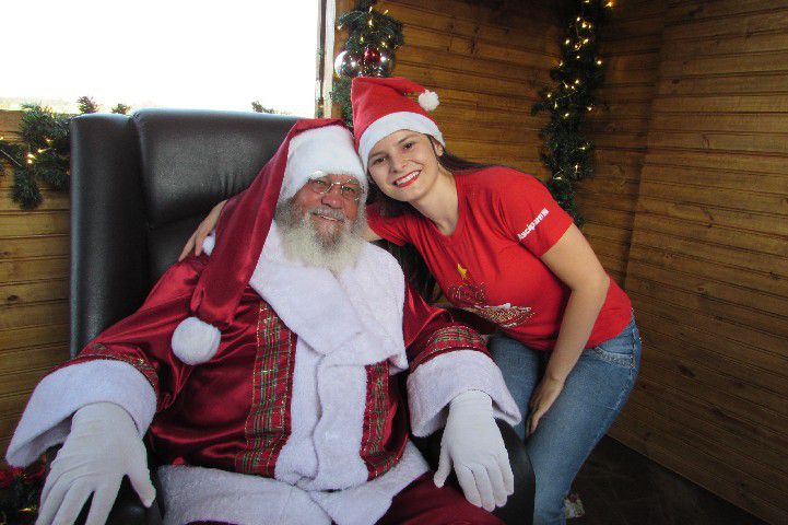 Casinha Itinerante de Papai Noel leva alegria aos bairros