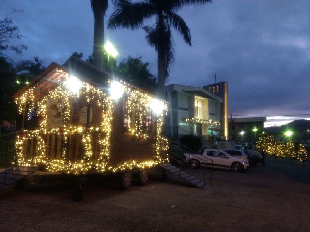 Casinha Itinerante de Papai Noel leva alegria aos bairros