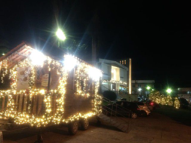 Casinha Itinerante de Papai Noel leva alegria aos bairros