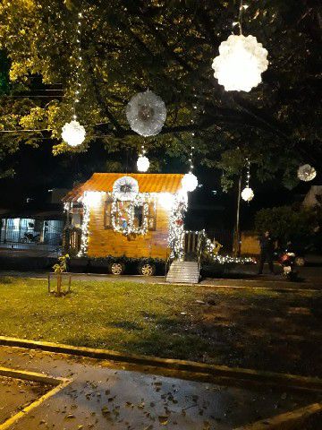 Casinha Itinerante de Papai Noel leva alegria aos bairros