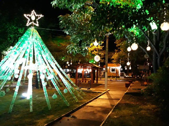 Casinha Itinerante de Papai Noel leva alegria aos bairros