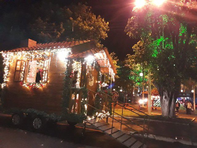 Casinha Itinerante de Papai Noel leva alegria aos bairros