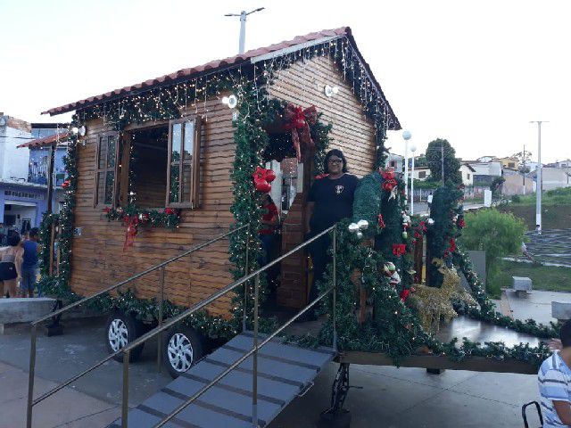 Casinha Itinerante de Papai Noel leva alegria aos bairros