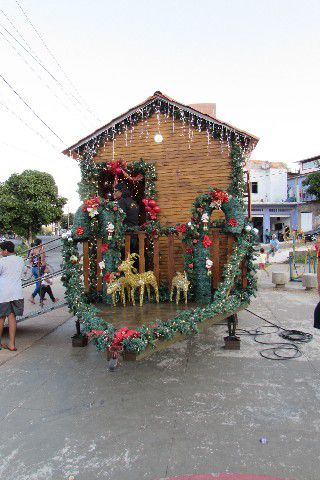 Casinha Itinerante de Papai Noel leva alegria aos bairros