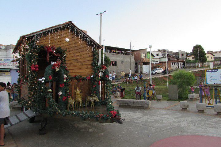 Casinha Itinerante de Papai Noel leva alegria aos bairros