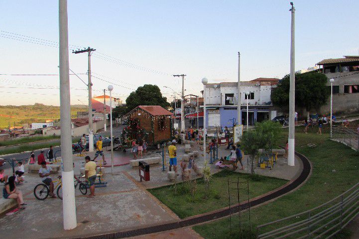 Casinha Itinerante de Papai Noel leva alegria aos bairros