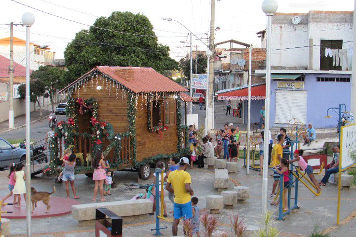 Casinha Itinerante de Papai Noel leva alegria aos bairros