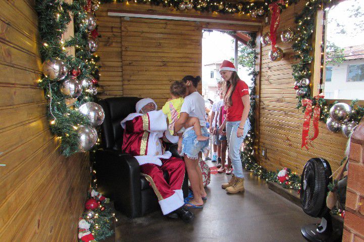 Papai Noel é recebido com festa no Centro Comercial Santos Dumont