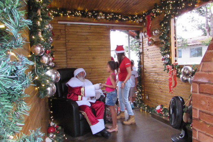 Papai Noel é recebido com festa no Centro Comercial Santos Dumont