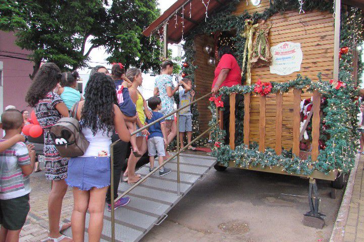 Papai Noel é recebido com festa no Centro Comercial Santos Dumont