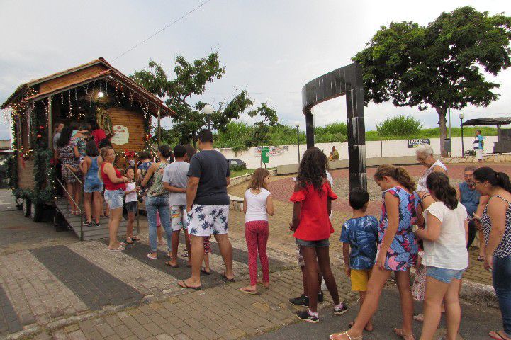 Papai Noel é recebido com festa no Centro Comercial Santos Dumont