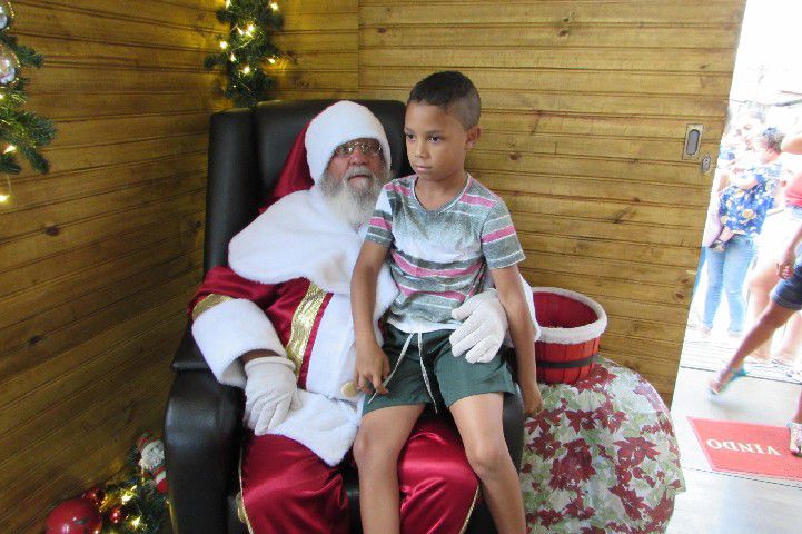 Papai Noel é recebido com festa no Centro Comercial Santos Dumont