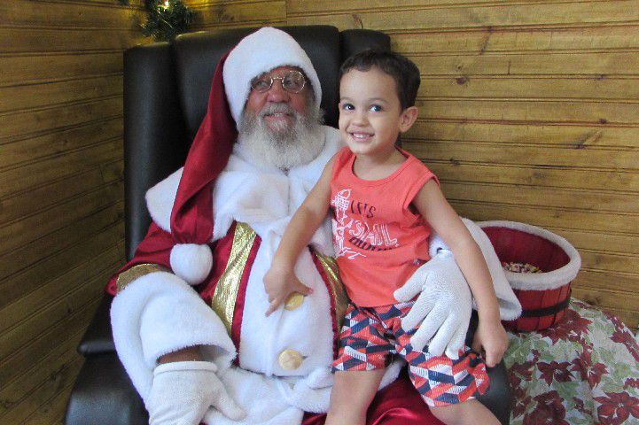 Papai Noel é recebido com festa no Centro Comercial Santos Dumont