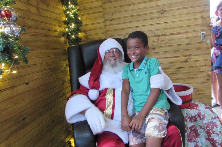 Papai Noel é recebido com festa no Centro Comercial Santos Dumont