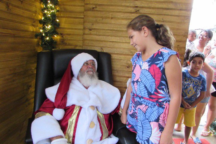 Papai Noel é recebido com festa no Centro Comercial Santos Dumont