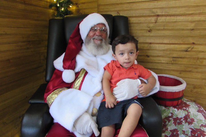 Papai Noel é recebido com festa no Centro Comercial Santos Dumont