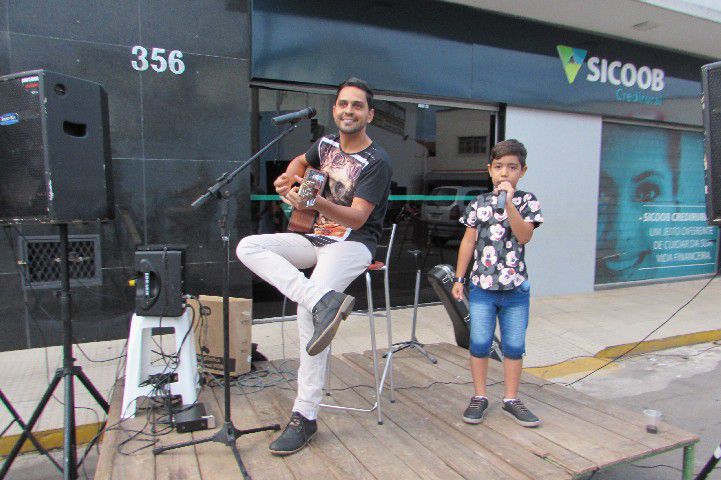 Papai Noel é recebido com festa no Centro Comercial Santos Dumont