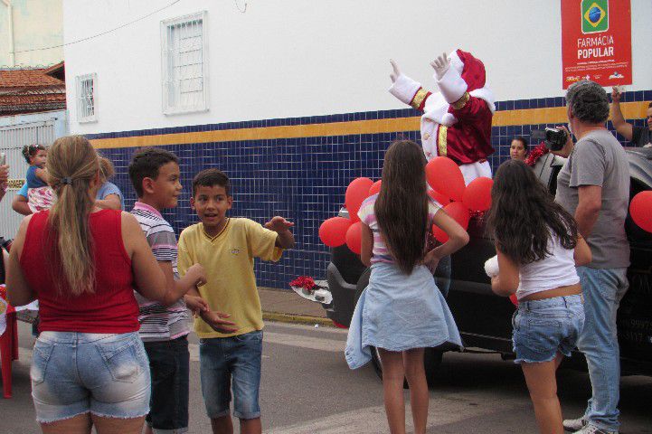 Papai Noel é recebido com festa no Centro Comercial Santos Dumont