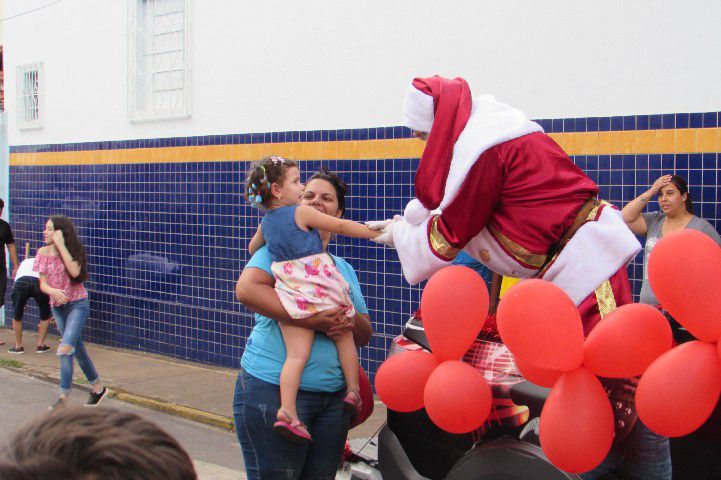 Papai Noel é recebido com festa no Centro Comercial Santos Dumont