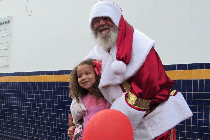 Papai Noel é recebido com festa no Centro Comercial Santos Dumont