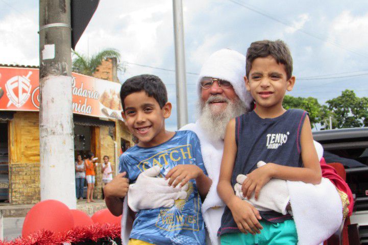 Papai Noel é recebido com festa no Centro Comercial Santos Dumont