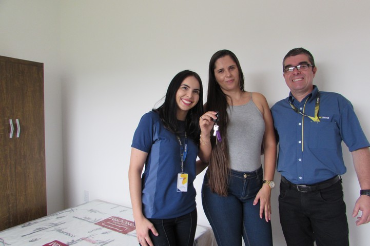 Ascipam entrega as chaves do apartamento mobiliado