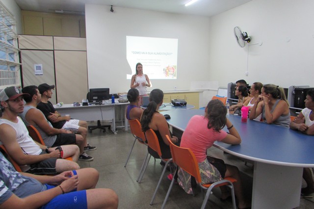 Sócios do Clube Ascipam participam de palestra sobre nutrição