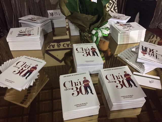 Noite emocionante marca o lançamento do livro Chá dos 30 comemorando as 3 décadas da rede de lojas Chá de Panela