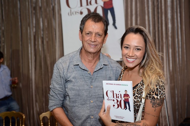 Noite emocionante marca o lançamento do livro Chá dos 30 comemorando as 3 décadas da rede de lojas Chá de Panela