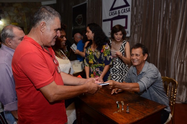 Noite emocionante marca o lançamento do livro Chá dos 30 comemorando as 3 décadas da rede de lojas Chá de Panela