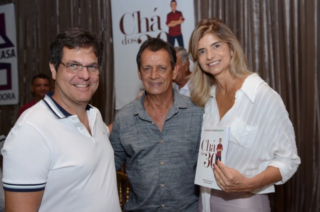 Noite emocionante marca o lançamento do livro Chá dos 30 comemorando as 3 décadas da rede de lojas Chá de Panela