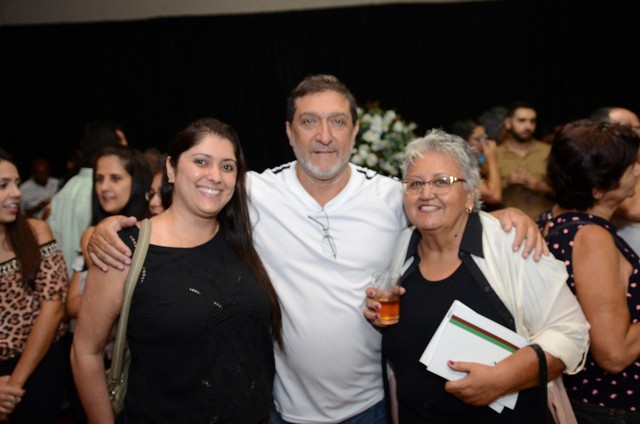 Noite emocionante marca o lançamento do livro Chá dos 30 comemorando as 3 décadas da rede de lojas Chá de Panela