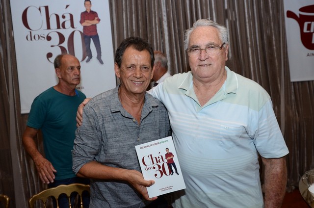 Noite emocionante marca o lançamento do livro Chá dos 30 comemorando as 3 décadas da rede de lojas Chá de Panela