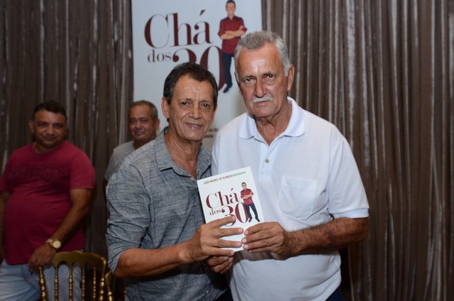 Noite emocionante marca o lançamento do livro Chá dos 30 comemorando as 3 décadas da rede de lojas Chá de Panela