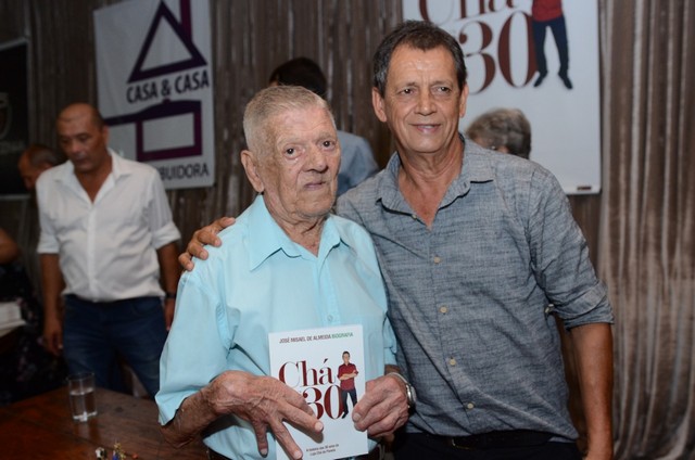 Noite emocionante marca o lançamento do livro Chá dos 30 comemorando as 3 décadas da rede de lojas Chá de Panela