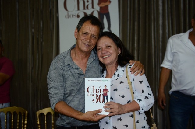 Noite emocionante marca o lançamento do livro Chá dos 30 comemorando as 3 décadas da rede de lojas Chá de Panela